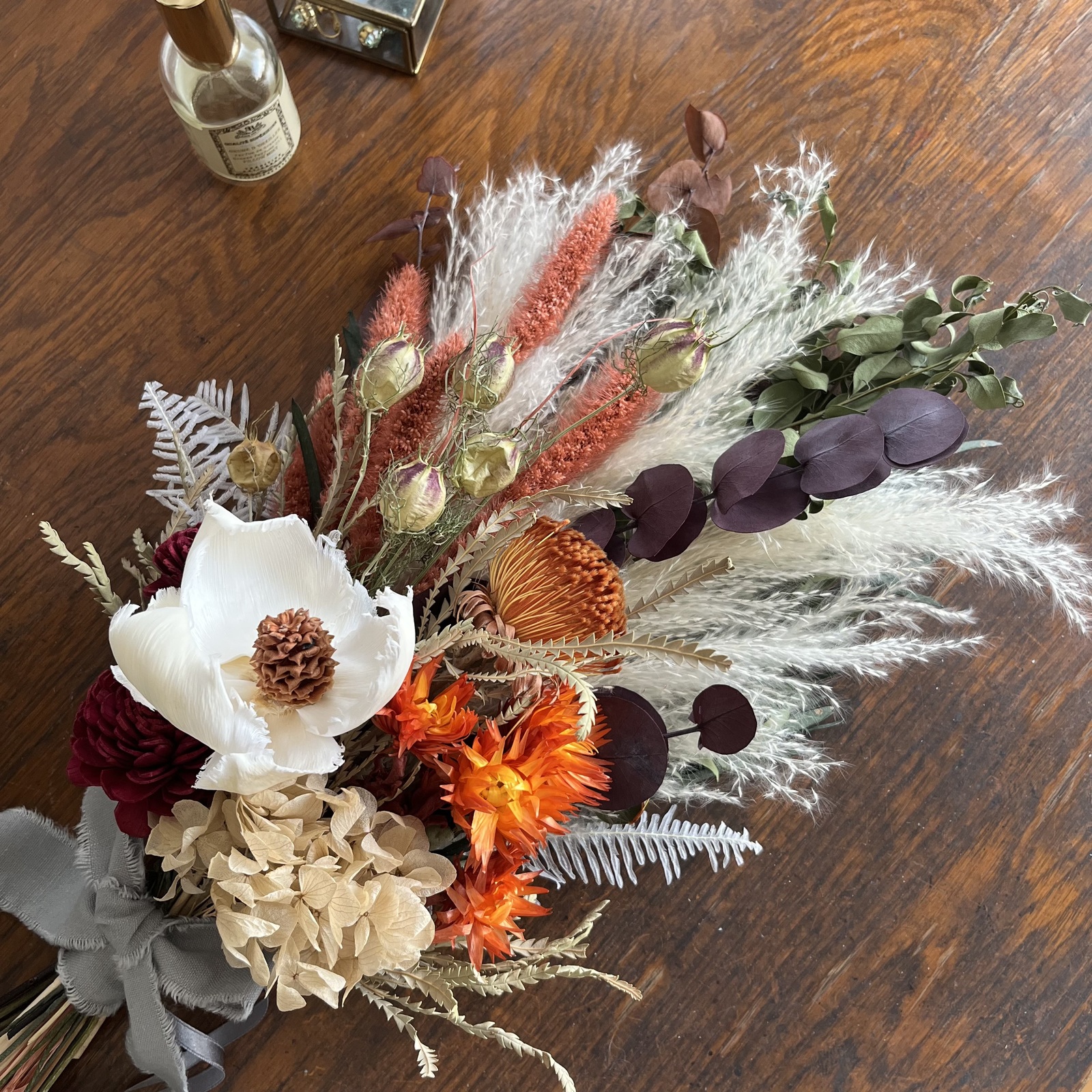 重なるオレンジの彩りスワッグ（ブーケ） L 再販 - florist Topazos