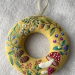 フェルトと刺繍の秋のリース1