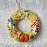 フェルトと刺繍の秋のリース3