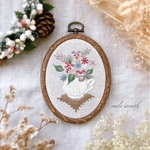 【パンジーの小さな刺繡フレーム白】大切な方への贈り物やご自宅用に。オイルパステルで描いた手作りのカード付き。おうち時間を優しく彩る刺繍インテリア。