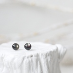 小さなひとつぶ天然石―黒蝶貝―ピアス イヤリング 金属アレルギー対応 サージカルステンレス 