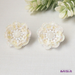 スパンコールのお花ピアス　オフホワイト