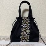 持ち手付き巾着袋　黒地インド刺繍ブレード☆裏地、マチ付き！