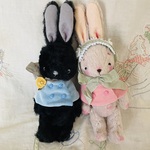 yさま専用のページ　おしゃれケープの黒いうさぎと白いうさぎ