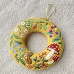 フェルトと刺繍の秋のリース4