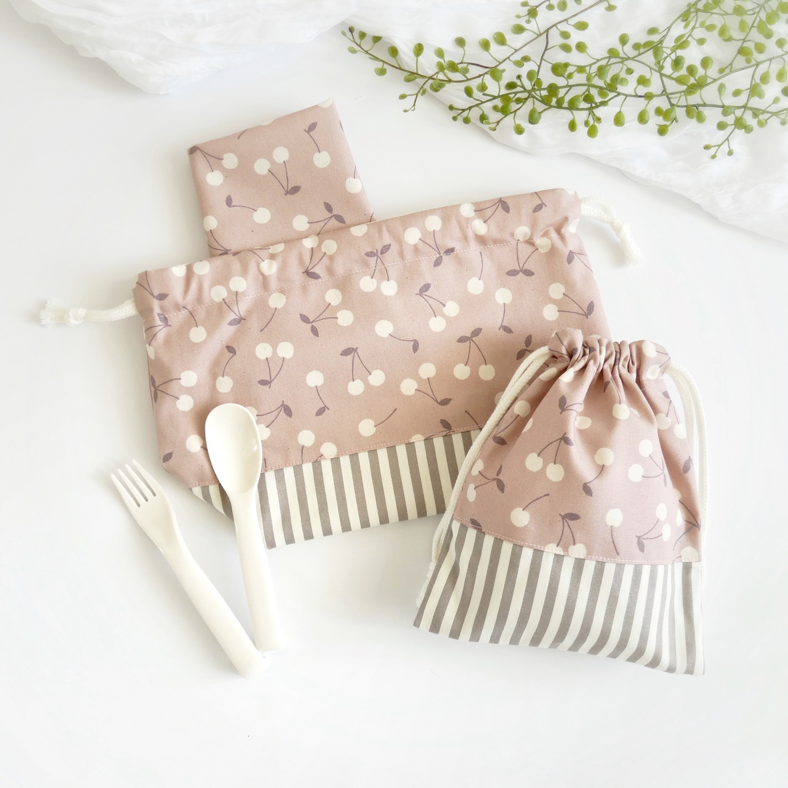 納期4/5まで　上履き入れ　コップ袋　お弁当袋　ランチョンマット　ヌビハート刺繍 納期4/5まで 上履き入れ コップ袋 お弁当袋 ランチョンマット