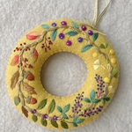 フェルトと刺繍の秋のリース5