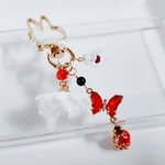 送料無料＊赤色のクリスタル蝶とフラワータッセルとすずらんビーズのお洒落キーホルダー