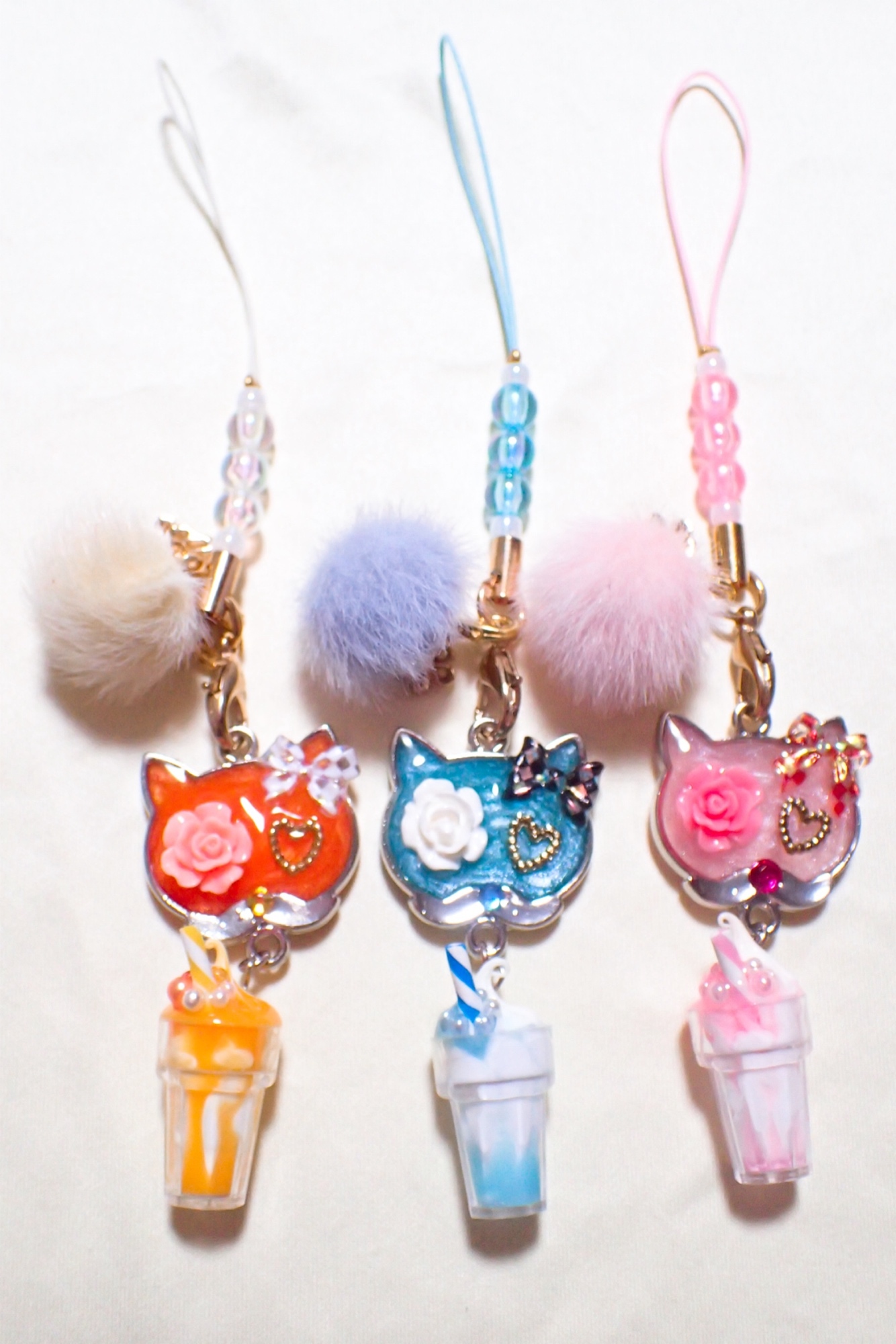 857在庫整理中　天然石♡ぐで猫ストラップ　猫　ハンドメイドレジン　ブローチ お花を抱えた猫ブローチです。 #ブローチ#ブローチ部