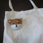 ドドンと居座る柴犬ブローチ