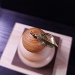 木製鏡餅飾り　小size木箱入り手彫りタイプNo２３