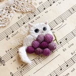 秋色ぶどうと猫ちゃんブローチ🐱🍇（しろねこ）