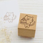 ホールケーキを持って嬉しそうにお祝いする猫ちゃんのはんこ