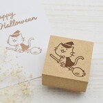 魔法使いの衣装を着てほうきに乗ってハロウィンを楽しむ猫のはんこ