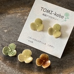 小さな三つ葉のピアス(陶器)／チタンポスト
