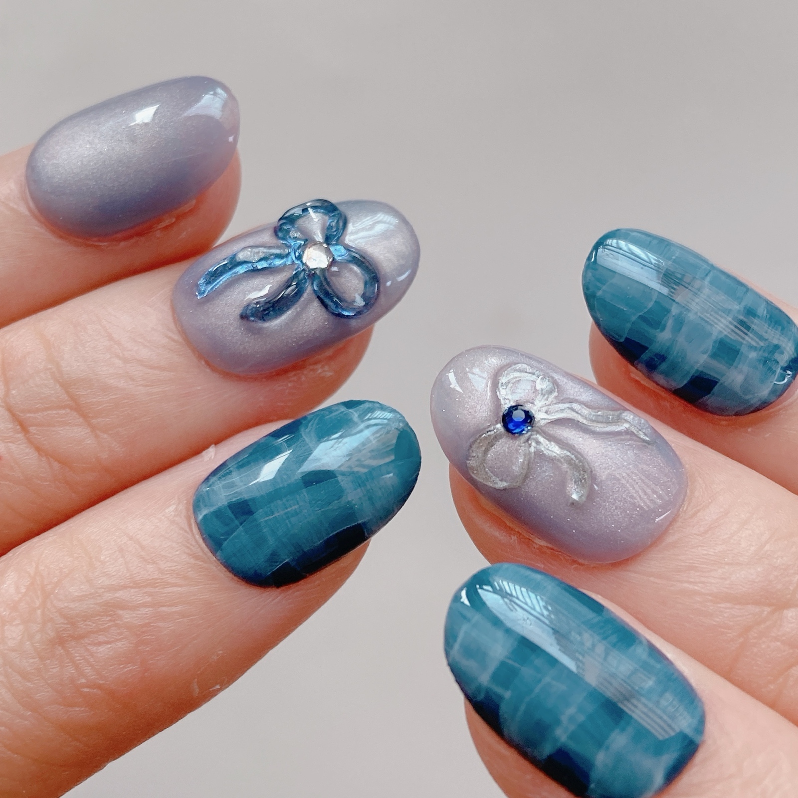 繊細マグ ぷっくり チェック リボン ネイビー ネイルチップ - yubi