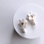 百合のパールビジューイヤリング　ピアス　ブライダルアクセサリー　ウェディング　お呼ばれ　ビジュー　ゆり　花　コットンパール　パール　結婚式　ブライダル