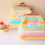 虹色ふわふわニットのがま口