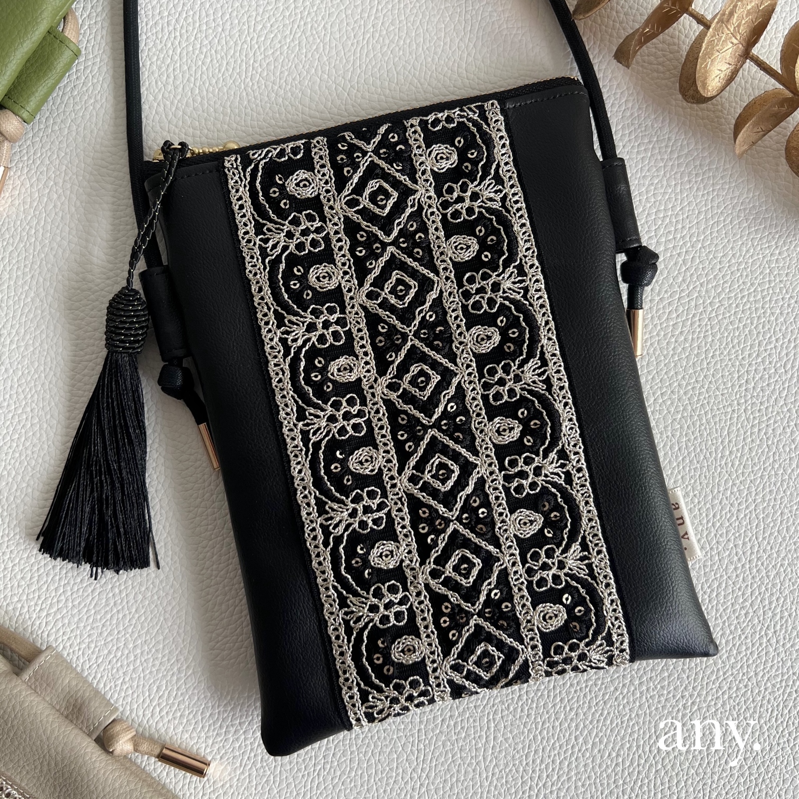 ネム♥インド刺繍♥リボンがま口スマホポシェット*長財布*ハンドメイド がま口 刺繍の人気通販 | minne byGMOペパボ 国内最大級の