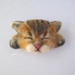 寝ん猫ブローチ（キジ三毛）
