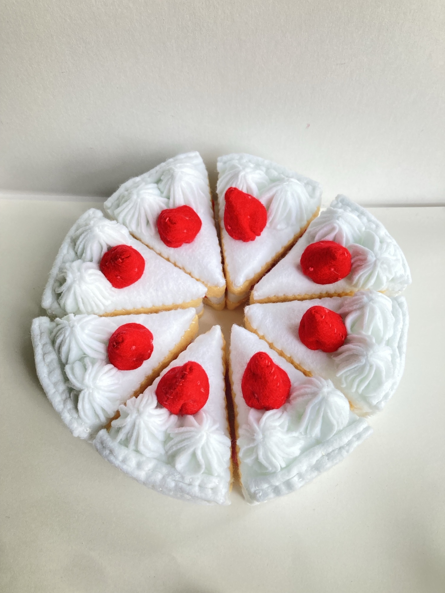 刺繍　ハンドメイド　フェルト　ケーキ　12個 ショートケーキ (→スワイプ)途中経過の様子と動画 . ケーキの形