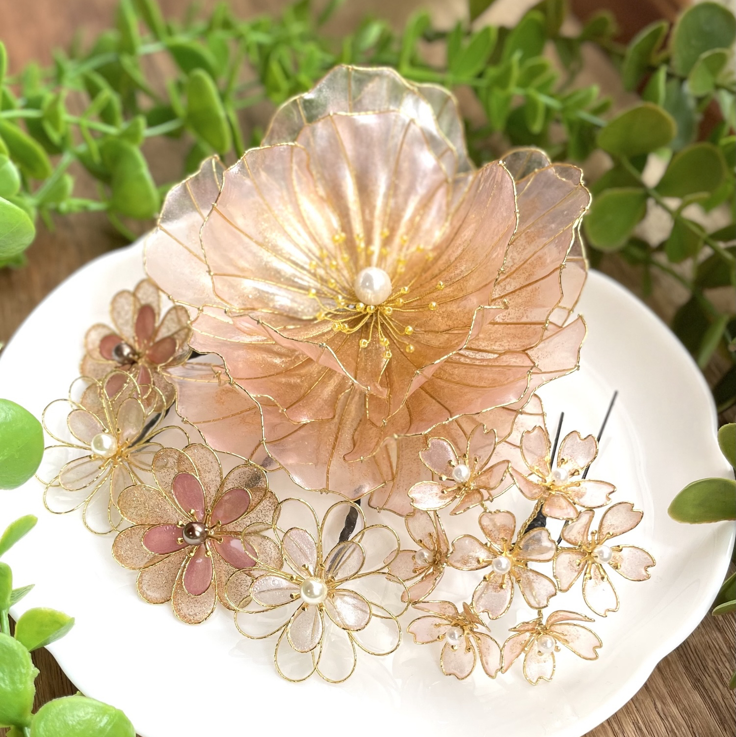 白薔薇のコサージュ ＊ディップフラワー ＊アメリカンフラワー