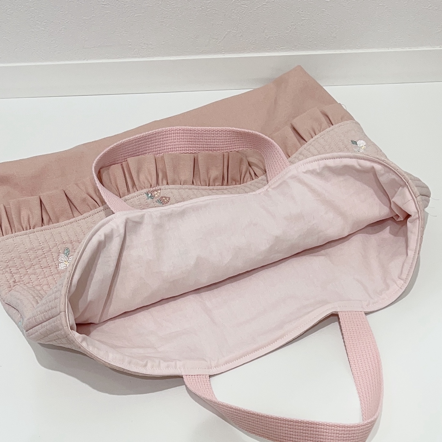 ma様 ヌビ 苺と苺の白い花　レッスンバック　上履き入　体操着袋　ヌビバック new!! ✦ ヌビ（いちご×ベージュ）✦ カスタマイズできる