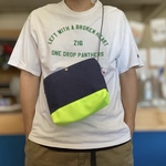 キャンバスサコッシュM 濃紺×ネオンイエロー