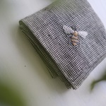 【 Handkerchief 】 蜂の刺繍のリネンハンカチ