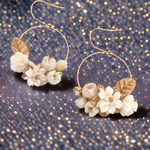 ホワイトハーフリース のピアス/イヤリング（ ポインセチア 薔薇 ラナンキュラス すずらん など）