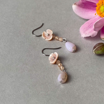 花　ピアス　シェルフラワーとくすみピンクのしずくの揺れるピアス