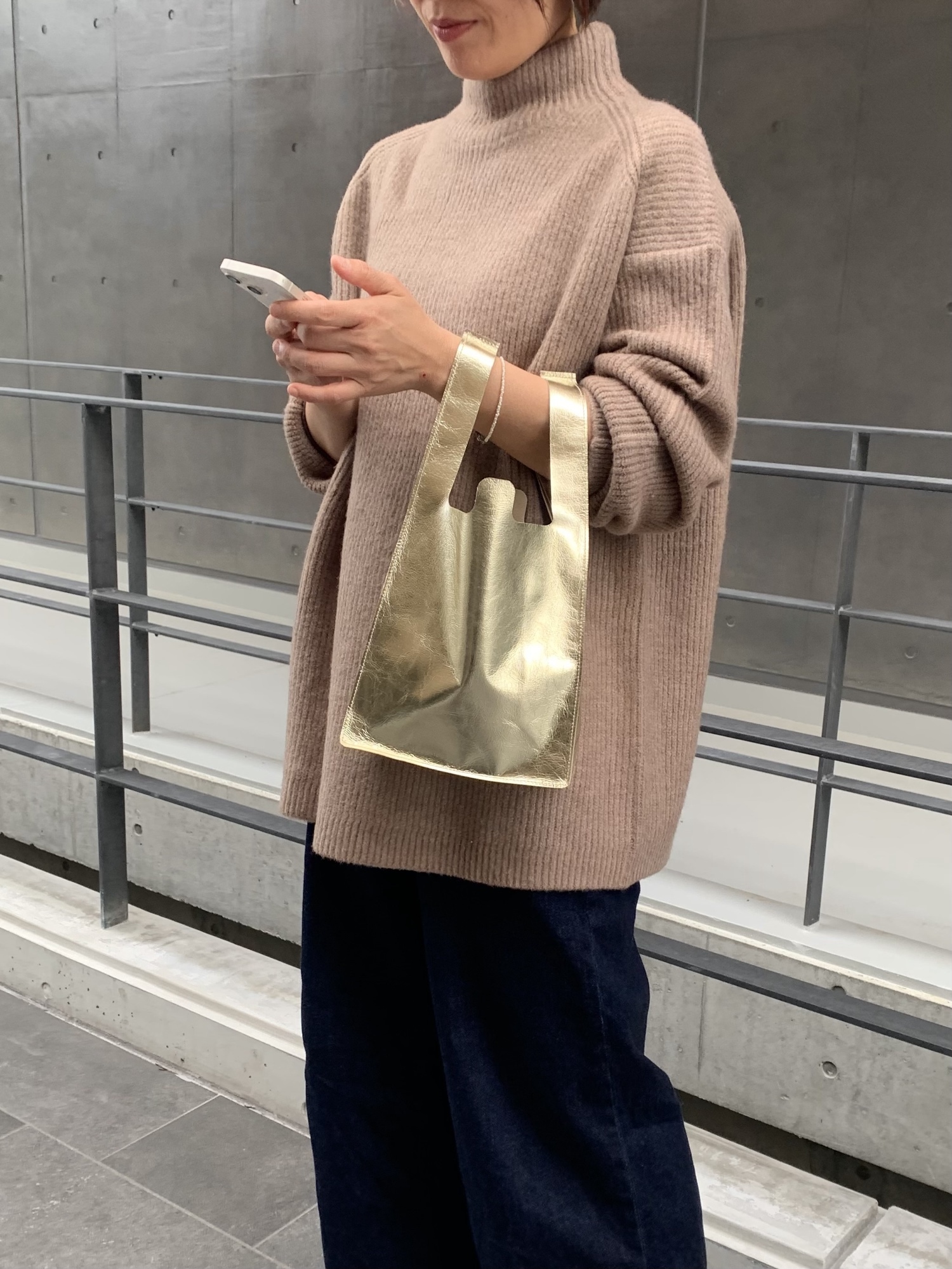 「近場のお出掛けでも手を抜いてない感出したい♡」　小さな革のレジブクロ(M) ゴールド　レザーバッグ