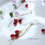 【再販】風の流れとカーマインの水滴3粒が揺れるピアス＊ゴールド＊イヤリングに変更可能＊赤＊14ｋｇｆ