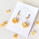 小さな秋の花＊金木犀のフラワーボールイヤリング／ピアス　イエロー