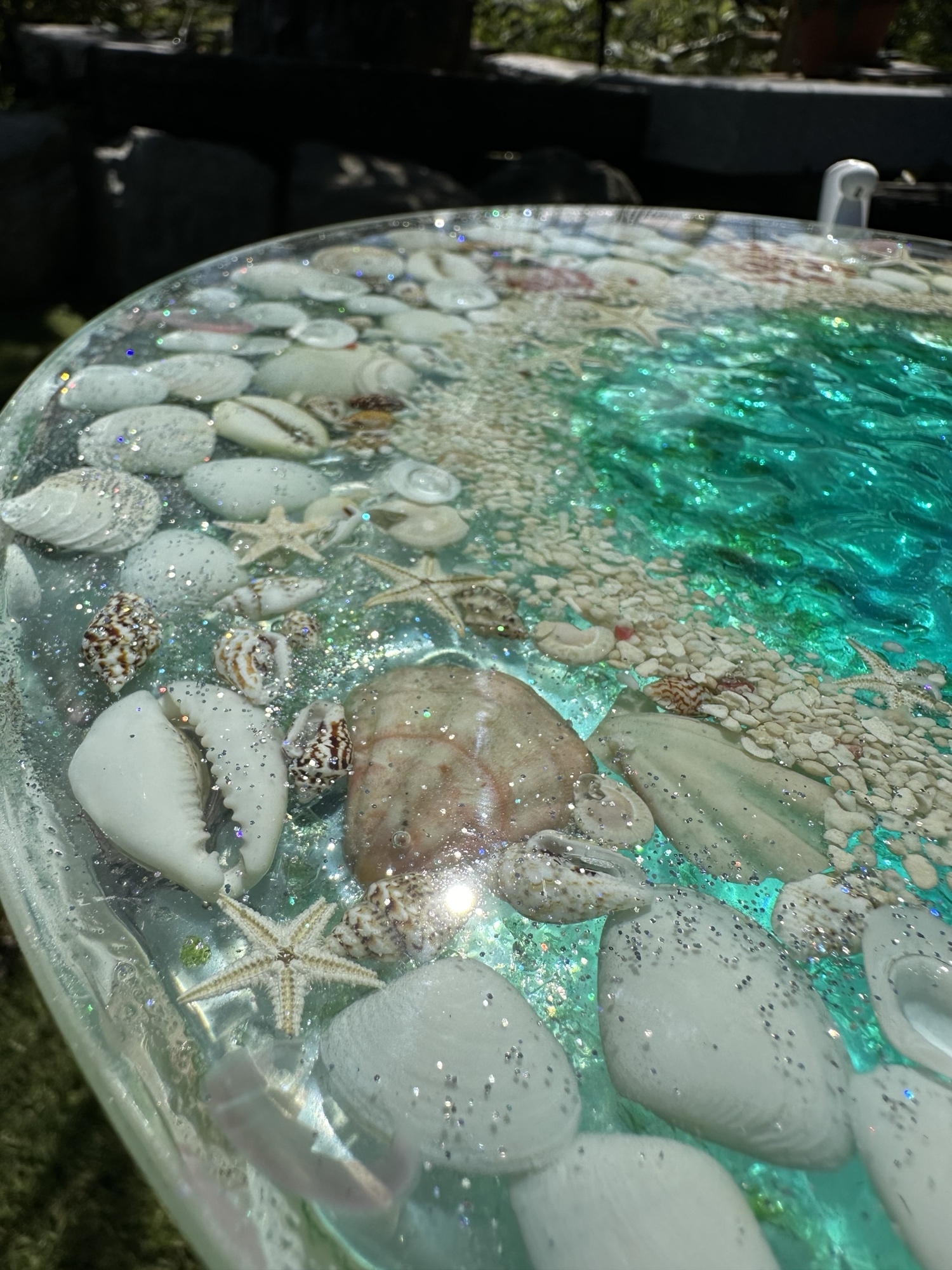シェルサークル 水紋の影 エメラルドグリーンの海ガラスサイドテーブル 