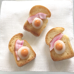目玉焼きベーコンのせトースト