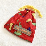 22-GIRLS LOGO mini KINCHAKU -GYAO-▶︎巾着袋・ポーチ・コップ袋・小物入れ・財布・コインケース・小銭入れ・恐竜・DINO・ファンシー ・ポップ・80's・80年代