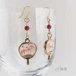 彼岸花の団扇ピアス