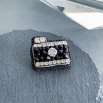 ミニカメラの刺繍ブローチ