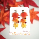 揺れる紅葉(もみじ)のピアス