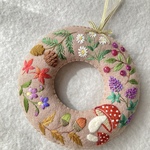 フェルトと刺繍の秋のリース9