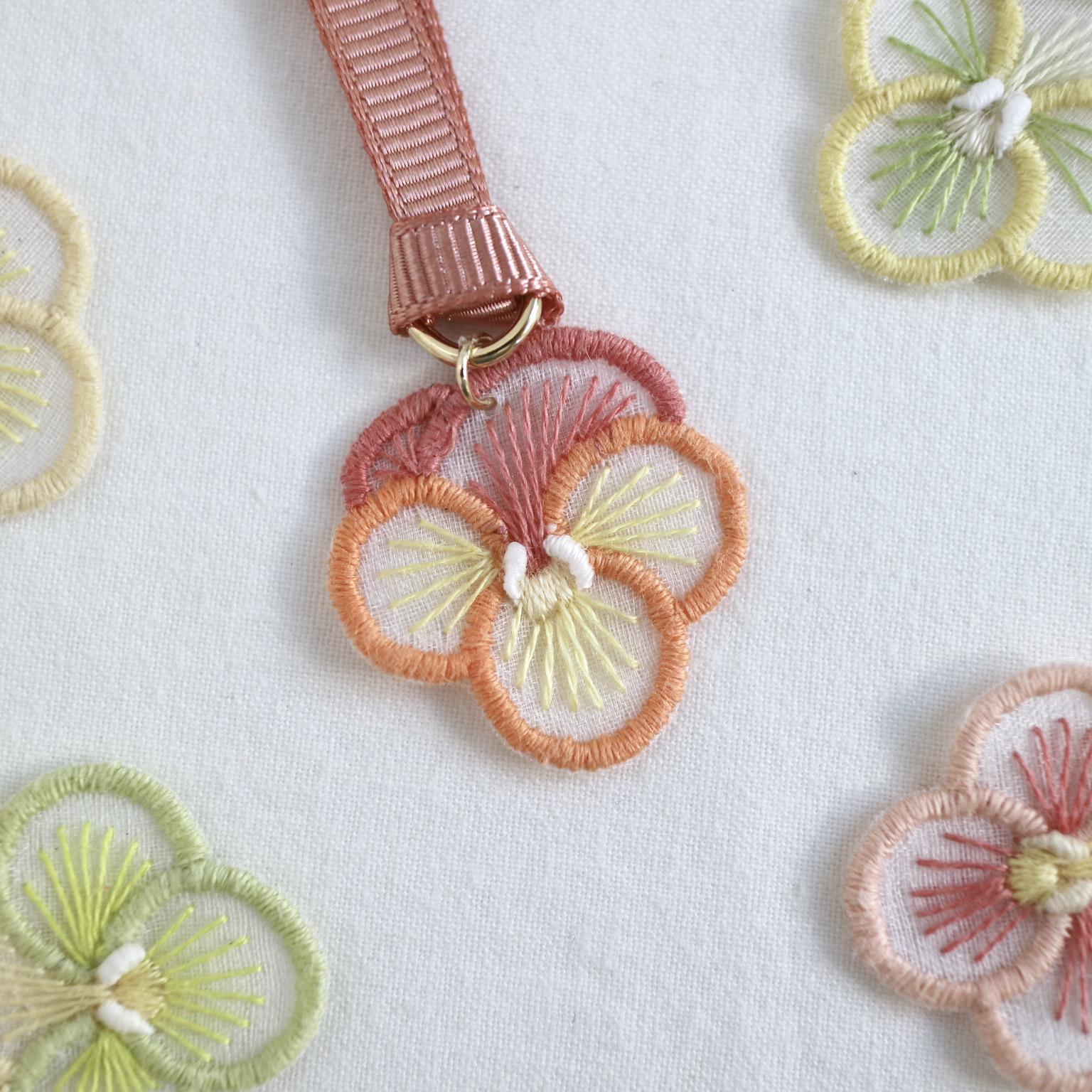 著者本「オーガンジー刺繍 美しい花モチーフのアクセサリー」 - ACE