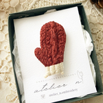 【手編みの手ぶくろブローチ】