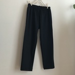 ストレッチウール（黒）で作ったテーパードパンツ
