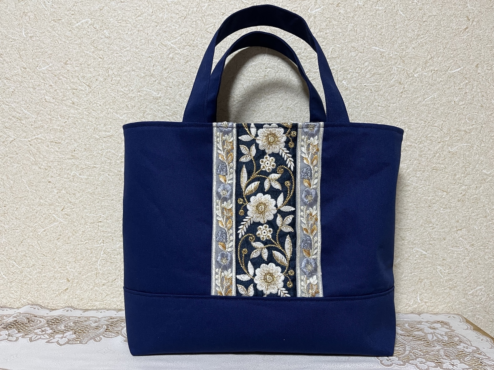 インド刺繍ハイクラスホワイト　トートバッグ　ハンドメイド ハートの刺繍 トートバッグ ショルダーバッグ レッスンバッグ
