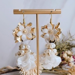 ホワイトゴールドフラワー　花びらパール　ブライダルピアス花嫁　お呼ばれ結婚式 パールアクセサリー　ウェディング イヤリング　大ぶり　おおぶり　痛くない　揺れる　おしゃれ　シンプル コットンパール 真鍮