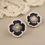 刺繍フラワー ネイビー×アイボリー (刺繍ピアス/刺繍イヤリング/花/花モチーフ/ビーズ刺繍)