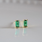 ピアス　K18/プラチナ仕上げ　小さなピアス　1粒シンプル　スタッドピアス　シルバー925  ジルコニア　鮮やかなグリーンストーン