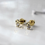 ピアス　18k/プラチナ仕上げ　小さなフラワーピアス　シルバー925ジルコニア　スタッドピアス　アクセント　可愛らしい　つけっぱなし