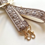 YONE くすみカラーのショルダーストラップ　グレイッシュパープル　スマホストラップ　携帯ストラップ　インド刺繍　りぼん　カメラストラップ